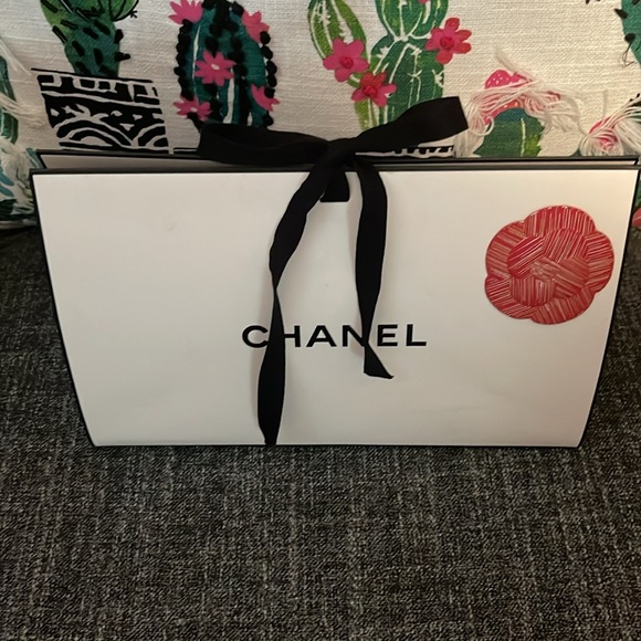 CHANEL BEAUTY Double Sided Purple Compact Mirror New IN Box - Picture 2 of 5